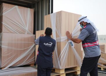 فريق شركة الأفضل لنقل الأثاث من جدة إلى رابغ أثناء تغليف وتحميل الأثاث