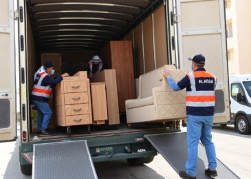 فريق شركة الأفضل لنقل العفش من جدة إلى ضباء يقوم بتحميل الأثاث بطريقة احترافية