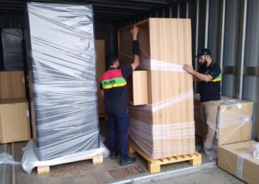 فريق متخصص في نقل أثاث من جدة إلى القصيم يقوم بتغليف الأثاث بعناية